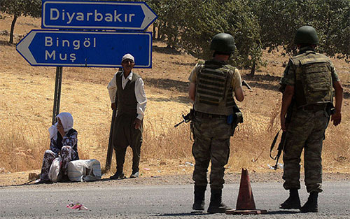 Turquía impone toque de queda en la región de Diyarbakir Turquía anuncia un toque de queda en una región de mayoría kurda